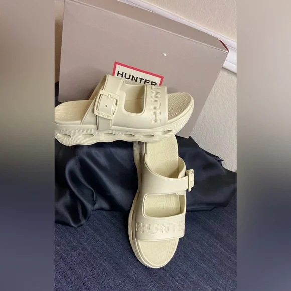 Woman Hunter Slides-10m - Picture 4 of 9